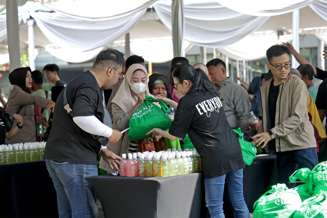 Warga Prasejahtera Surabaya Diguyur Ribuan Paket Sembako