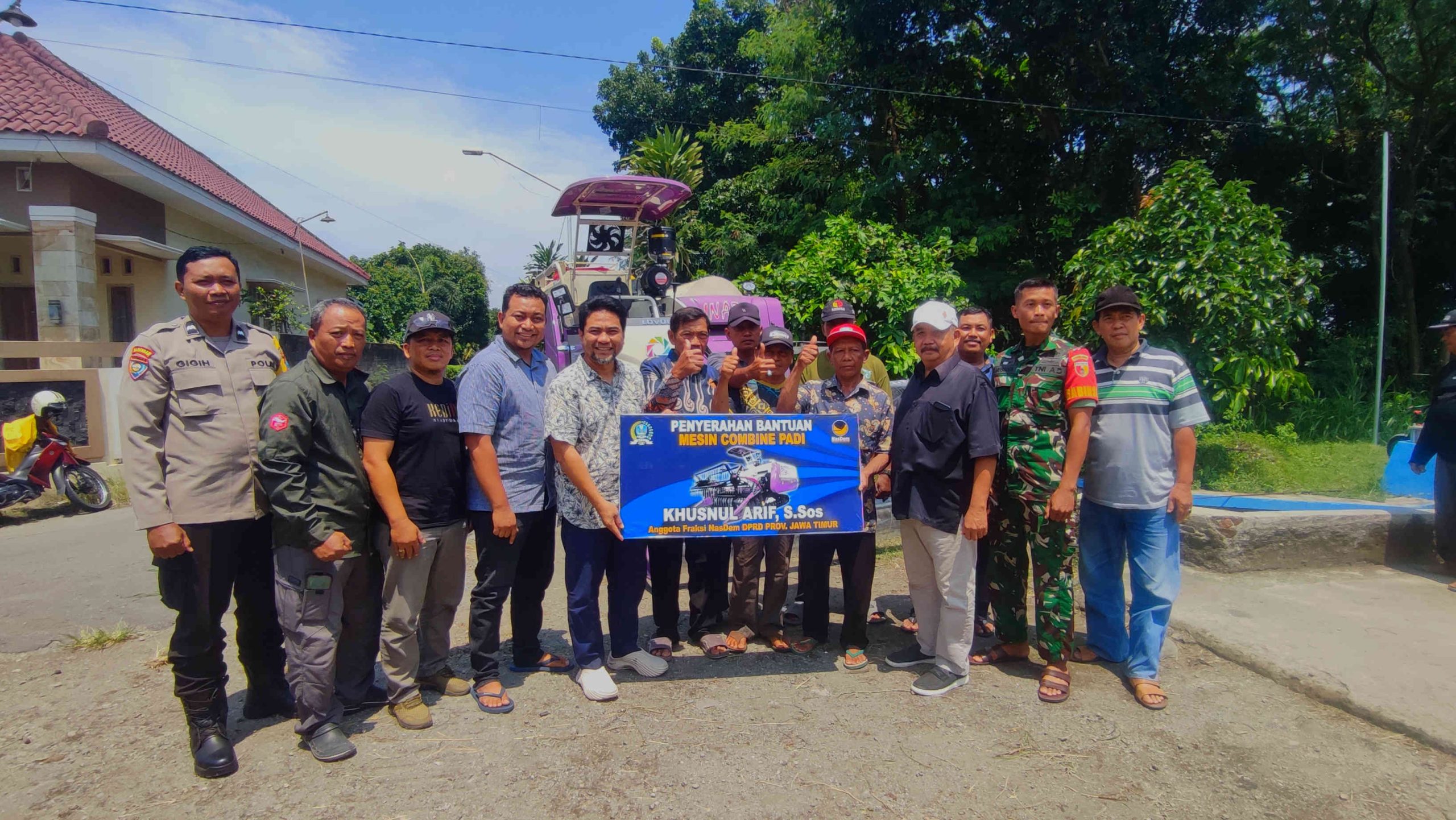 Khusnul Arif Salurkan Bantuan Senilai Rp 500 Juta, Petani Papar Kabupaten Kediri Kini Mandiri Alat Panen