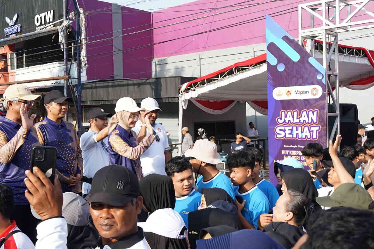 Stadion Brawijaya Dipadati ASN dan Guru dalam Jalan Sehat Hari Guru Nasional