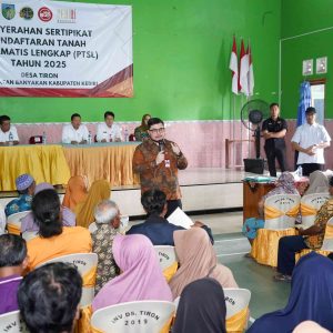 Mas Dhito Serahkan 5800 Sertifikat Tanah Warga Tiron Kabupaten Kediri