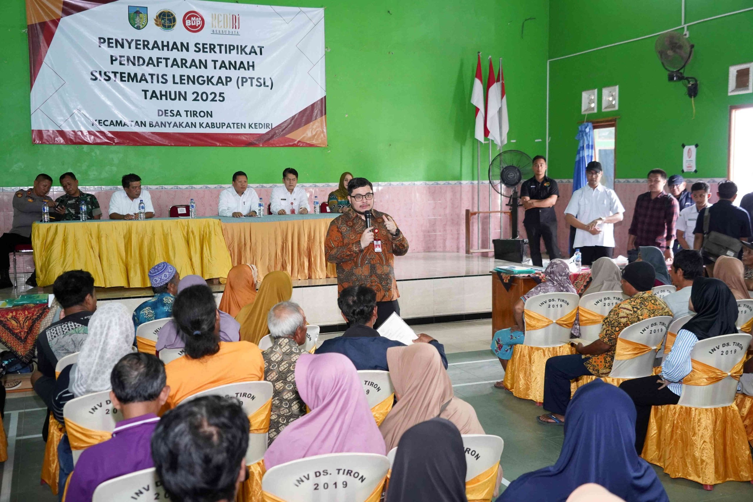 Mas Dhito Serahkan 5800 Sertifikat Tanah Warga Tiron Kabupaten Kediri