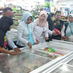 Pastikan Belanja Aman Jelang Nataru Wali Kota Bersama Tim KPPOM Sidak Mamin di Swalayan