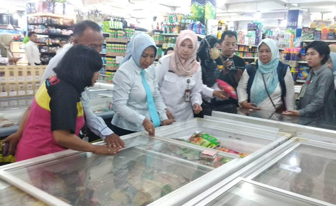 Pastikan Belanja Aman Jelang Nataru Wali Kota Bersama Tim KPPOM Sidak Mamin di Swalayan