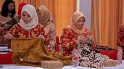 Lestarikan Busana Tradisional Melalui Pelatihan Teknik Mewiru dan Berbusana Kebaya
