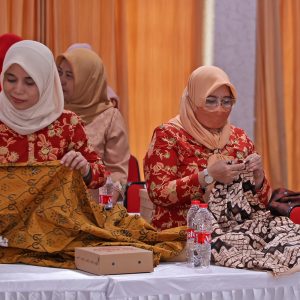 Lestarikan Busana Tradisional Melalui Pelatihan Teknik Mewiru dan Berbusana Kebaya