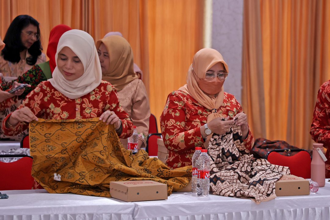Lestarikan Busana Tradisional Melalui Pelatihan Teknik Mewiru dan Berbusana Kebaya