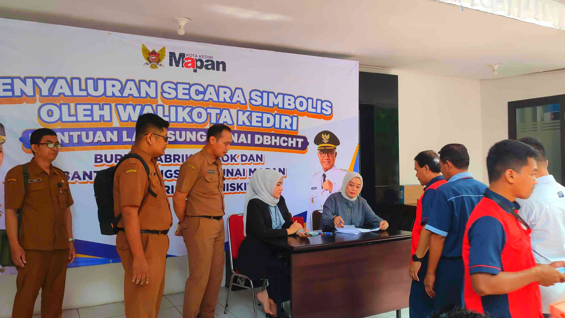 Gelontoran DBHCHT Rp8,2 M dari Pemkot Kediri Ringankan Beban Warga: Antrean Buruh Rokok dan Air Mata Seorang Ibu