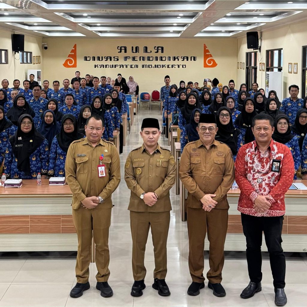 Bupati  Mojokerto Serahkan Petikan Perpanjangan Perjanjian Kerja Guru PPPK 