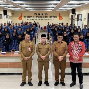 Bupati  Mojokerto Serahkan Petikan Perpanjangan Perjanjian Kerja Guru PPPK 