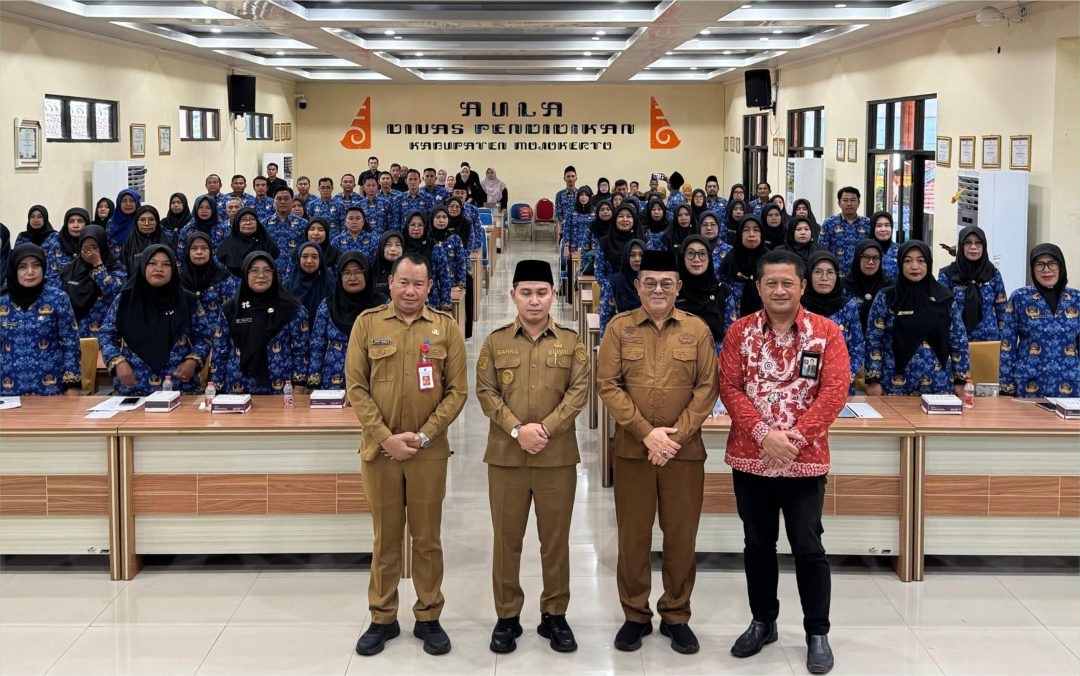 Bupati  Mojokerto Serahkan Petikan Perpanjangan Perjanjian Kerja Guru PPPK 