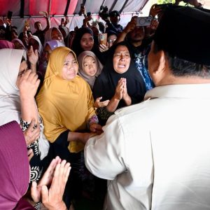 Didepan Presiden Prabowo, Ketua Tim Relawan Masak Ibu Raodah Sampaikan Aspirasi Warga