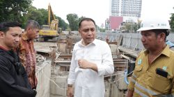 Wali Kota Eri Denda Kontraktor Terlambat Menyelesaikan Proyek Saluran dan Rumah Pompa Wali Kota Eri Denda Kontraktor Terlambat Menyelesaikan Proyek Saluran dan Rumah Pompa