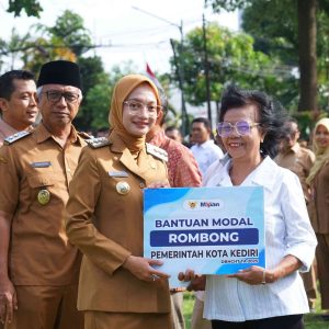 24 PKL Terdampak Relokasi Joyoboyo–Patiunus Terima Bantuan Gerobak dari Wali Kota Kediri