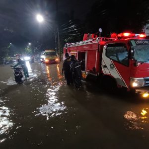 Diguyur Hujan Sejak Sore, Surabaya Dikepung Banjir