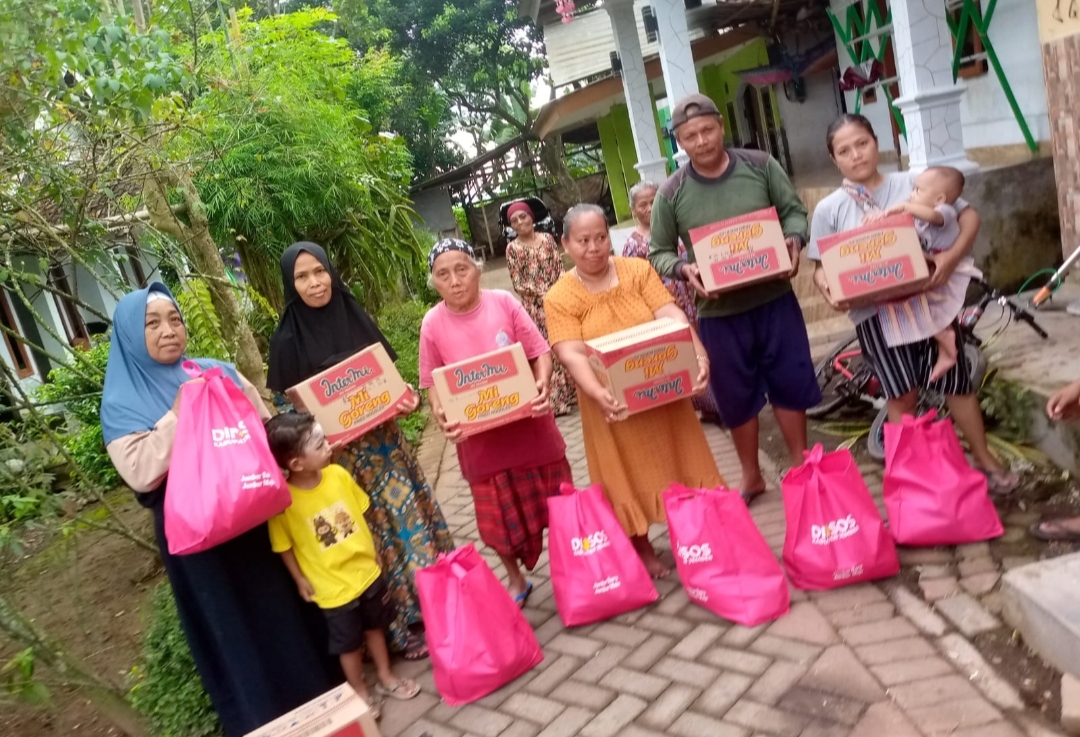 Dinsos Dan Tagana Jember Bagikan Ratusan Paket Sembako Bagi Warga Desa Nogosari Terdampak Banjir