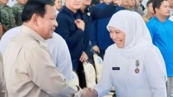 Berhasil Wujudkan Swasembada Pangan, Gubernur Khofifah Terima Tanda Kehormatan Satyalancana Wira Karya dari Presiden Prabowo