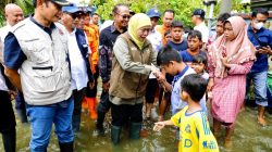 Di Lamongan, Gubernur Jatim Meninjau Warga Terdampak Banjir Lalu Salurkan Bantuan