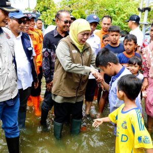 Gubernur Jatim Tinjau Warga Terdampak Banjir Lalu Salurkan Bantuan