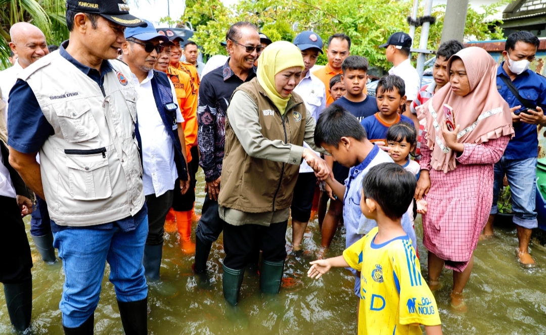 Gubernur Jatim Tinjau Warga Terdampak Banjir Lalu Salurkan Bantuan