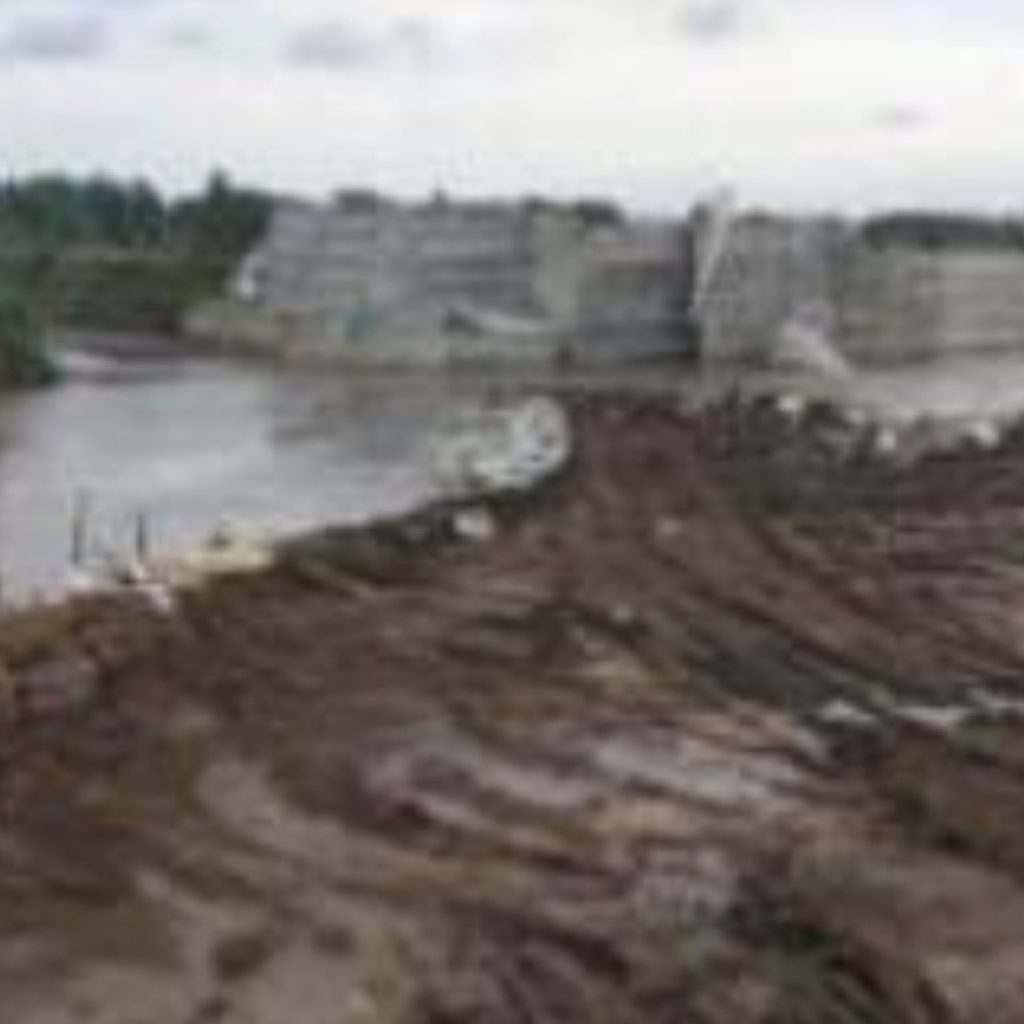 Proyek Pelimpah Sungai Tanggul di Jember Jebol ,Kerugian Negara Belum di Ketahui,Kok Bisa Ya ??