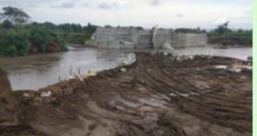 Proyek Pelimpah Sungai Tanggul di Jember Jebol ,Kerugian Negara Belum di Ketahui,Kok Bisa Ya ??