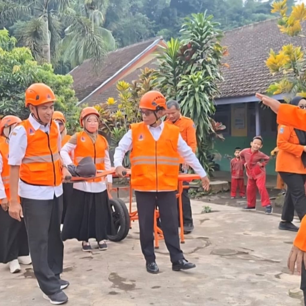 BPBD Jatim Gandeng Pak Ribut Guru Viral, Edukasi Bencana di SDN 01 Pakuwon Lumajang