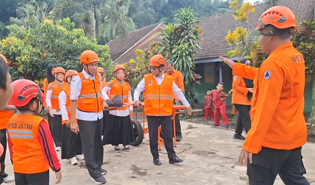 BPBD Jatim Gandeng Pak Ribut Guru Viral, Edukasi Bencana di SDN 01 Pakuwon Lumajang