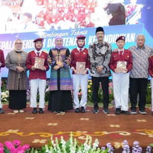 Buka Bimtek Kepsek dan Tenaga Kependidikan, Khofifah Tegaskan Sekolah Rakyat Solusi Putus Mata Rantai Kemiskinan di Jatim