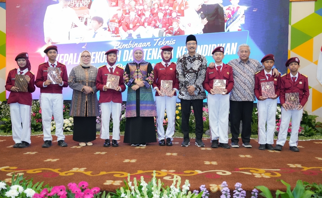 Buka Bimtek Kepsek dan Tenaga Kependidikan, Khofifah Tegaskan Sekolah Rakyat Solusi Putus Mata Rantai Kemiskinan di Jatim