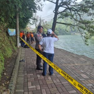 Longsor Sarangan, Polisi dan BPBD Gercep Evakuasi Korban serta 7 Motor Tercebur ke Telaga