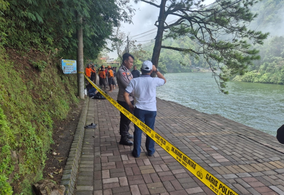 Longsor Sarangan, Polisi dan BPBD Gercep Evakuasi Korban serta 7 Motor Tercebur ke Telaga