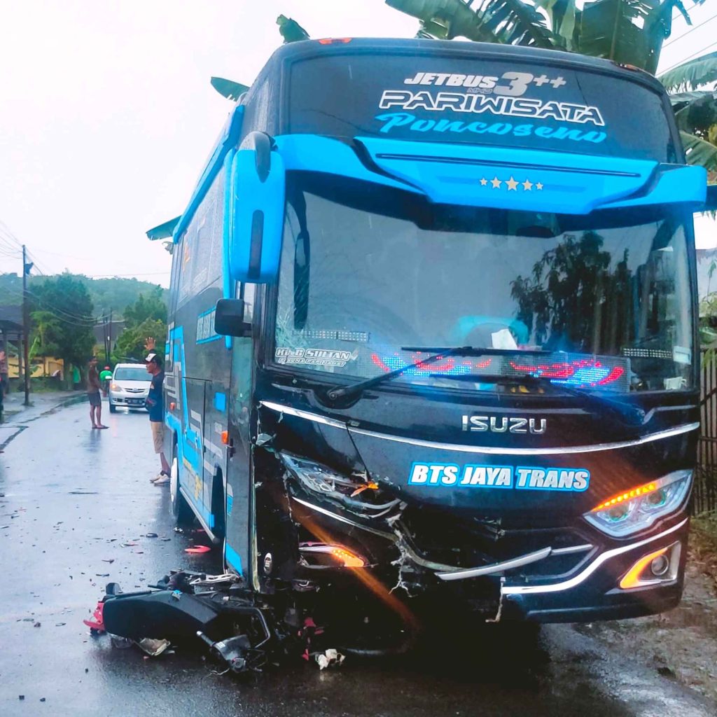 Bus vs Sepeda Motor di Blitar, Satu Korban Meninggal Dunia