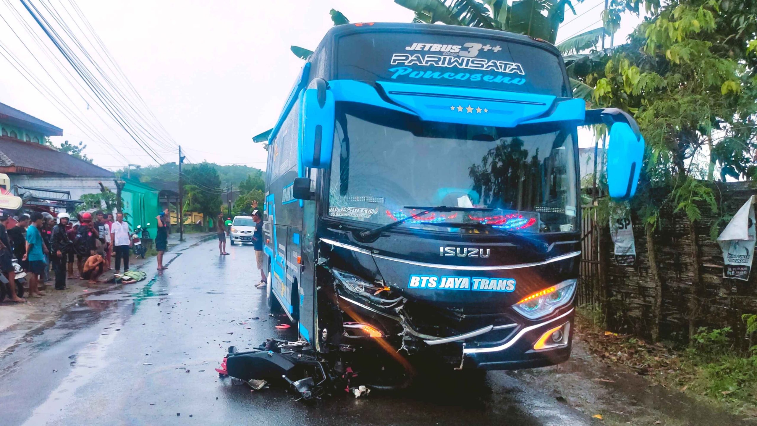 Bus vs Sepeda Motor di Blitar, Satu Korban Meninggal Dunia