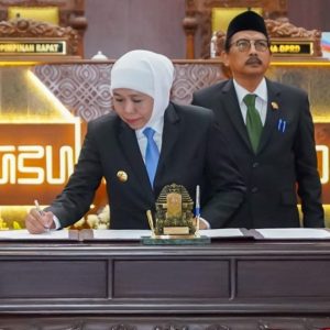 Melalui Sidang Paripurna, Gubernur dan DPRD Jatim Sahkan Dua Perda Strategis