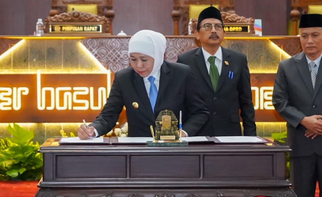 Melalui Sidang Paripurna, Gubernur dan DPRD Jatim Sahkan Dua Perda Strategis