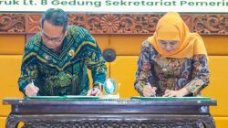 Khofifah–PTA Surabaya Teken MoU Ketahanan Keluarga, Jatim Cetak Rekor MURI Kolaborasi Hukum Terbanyak Khofifah–PTA Surabaya Teken MoU Ketahanan Keluarga, Jatim Cetak Rekor MURI Kolaborasi Hukum Terbanyak