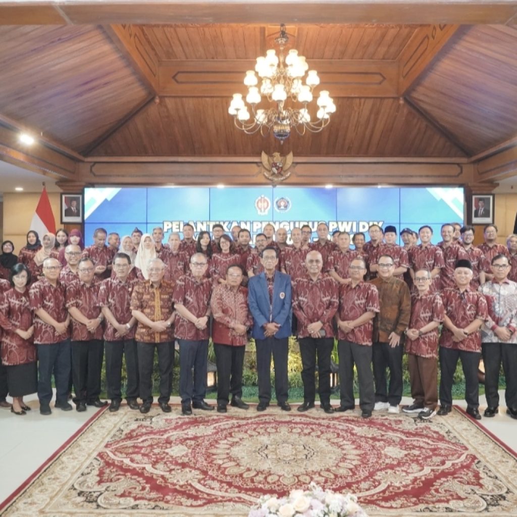 PWI Pusat Anugerahkan Anggota Kehormatan kepada Sultan HB X