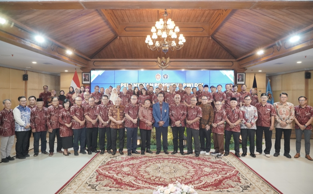 PWI Pusat Anugerahkan Anggota Kehormatan kepada Sultan HB X