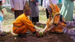 Menanam Cinta, Menjaga Bumi: Ketika Janji Pernikahan Bersemi Bersama Pohon