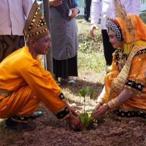 Menanam Cinta, Menjaga Bumi: Ketika Janji Pernikahan Bersemi Bersama Pohon