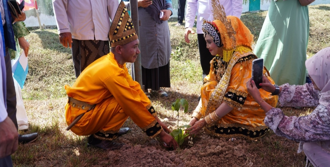 Menanam Cinta, Menjaga Bumi: Ketika Janji Pernikahan Bersemi Bersama Pohon