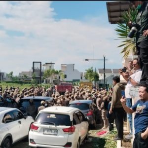 Ricuh Eksekusi Tembok Mutiara Regency, Warga Bentrok dengan Satpol PP Sidoarjo