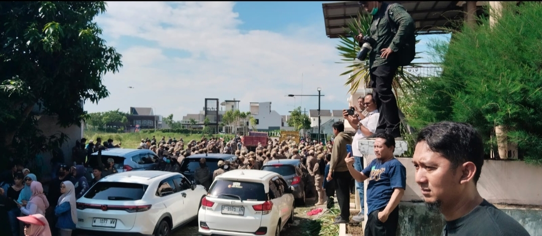 Ricuh Eksekusi Tembok Mutiara Regency, Warga Bentrok dengan Satpol PP Sidoarjo