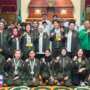 Khofifah Serahkan Bonus Rp8 Miliar untuk Atlet SEA Games 2025, Tegaskan Jatim Lumbung Prestasi