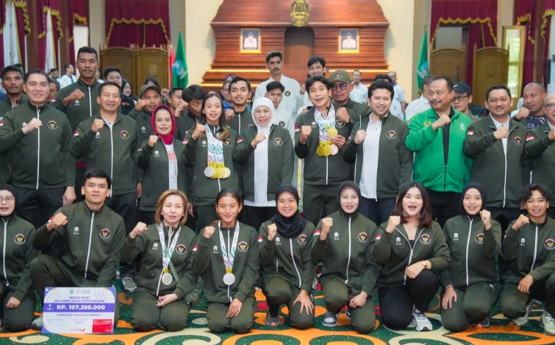 Khofifah Serahkan Bonus Rp8 Miliar untuk Atlet SEA Games 2025, Tegaskan Jatim Lumbung Prestasi