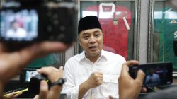 Eri Ingatkan Warga dan Pelaku Usaha di Surabaya tak Gunakan Tepi Sungai untuk Bangunan Eri Ingatkan Warga dan Pelaku Usaha di Surabaya tak Gunakan Tepi Sungai untuk Bangunan
