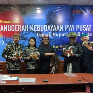 Sepuluh Kepala Daerah dan Tiga Wartawan Raih Trofi Abyakta di HPN 2026