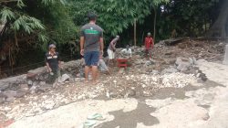 DRPD Jember Bantu Semen Korban Banjir Tanah Longsor Nogosari Rambipuji. Gubenur Jatim dan Bupati Harus Gerak Cepat Atasi Bencana