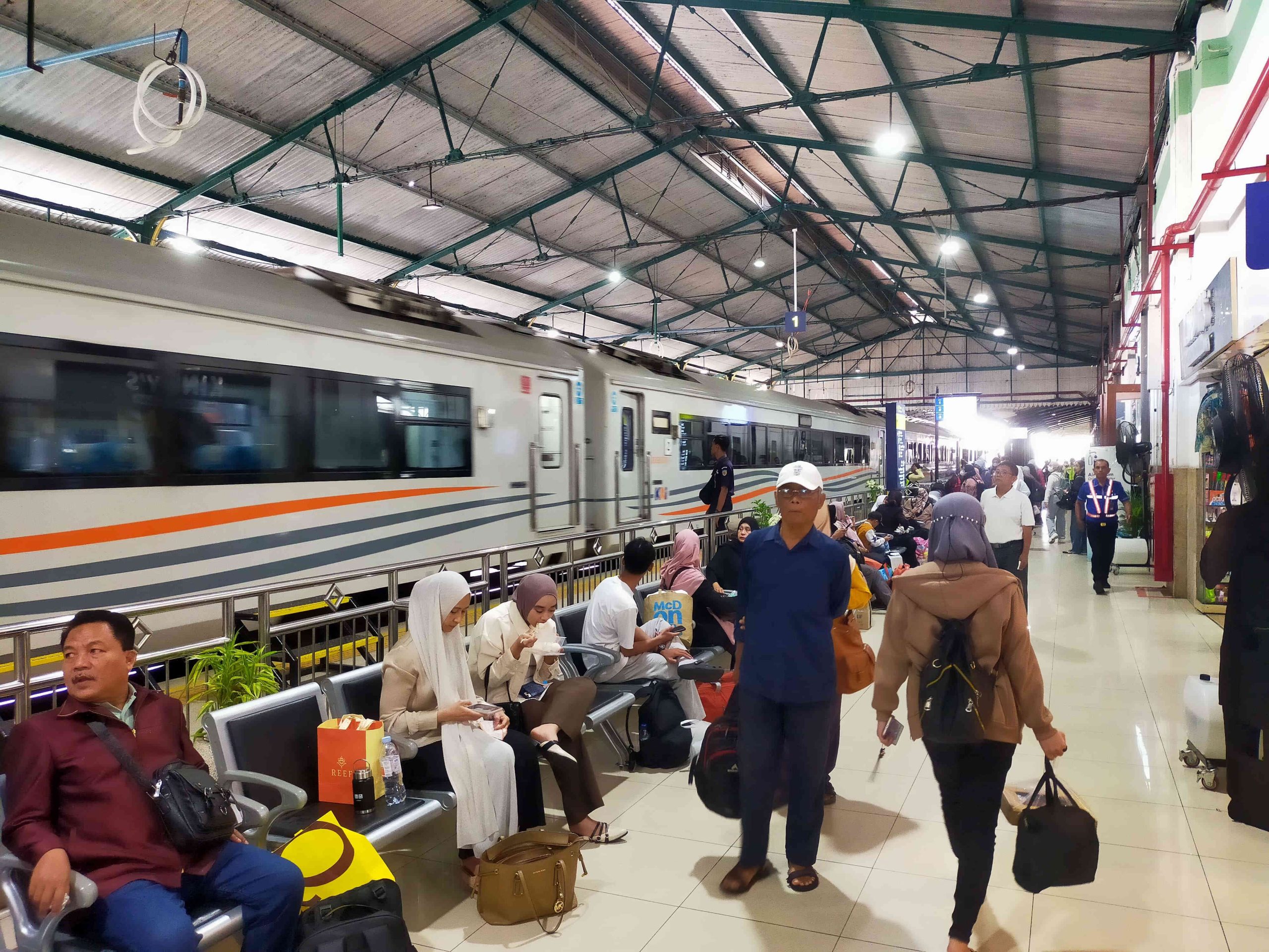 Nataru Usai, Ribuan Penumpang Kereta Masih Hilir Mudik di Stasiun Kediri