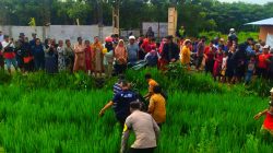 Nekat Terobos Perlintasan, Pengendara Motor Tertemper KA Brantas di Kediri